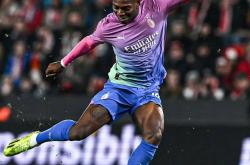 刚刚！利物浦关键时刻门线救险里昂今晨单刀错失，巴塞罗那造点机会备战欧联的简单介绍开云中文官网