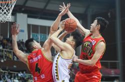 冲刺阶段CBA季后赛焦点战，广州队绝杀压哨，气氛紧张，团队化学反应显著的简单介绍开云中国